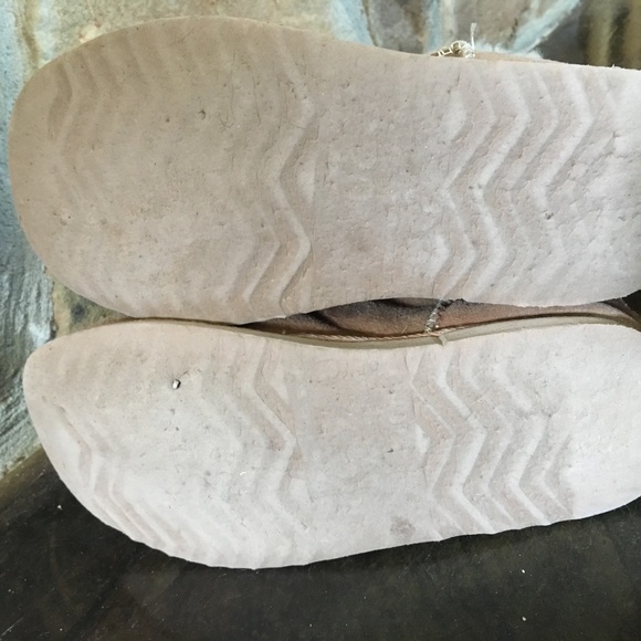 UGGS with Bailey Button - Picture 6 of 7